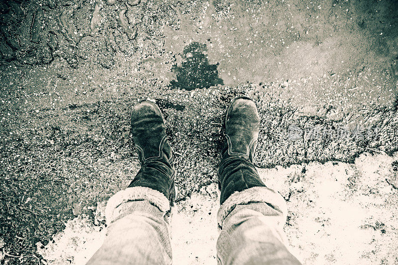 个人观点靴子和春天泥巴坑