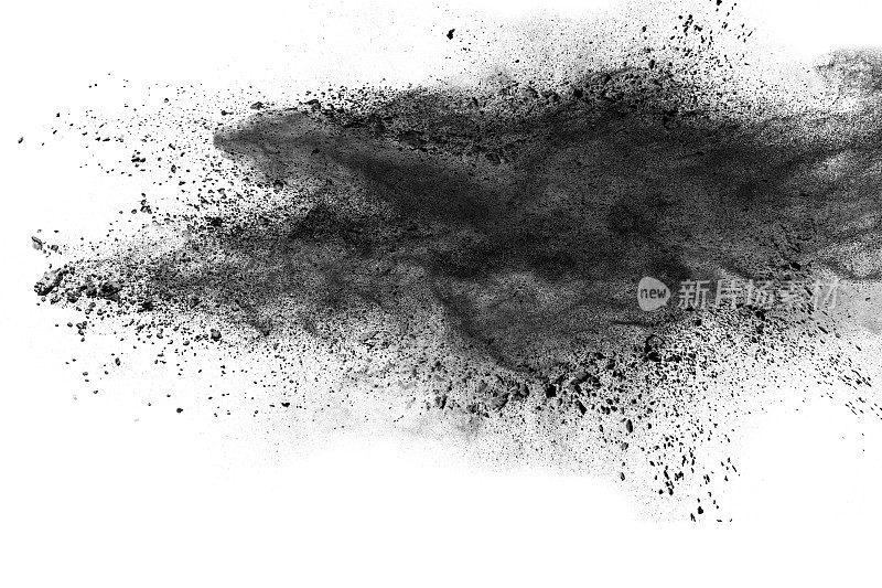 黑色火药在白色背景下爆炸。