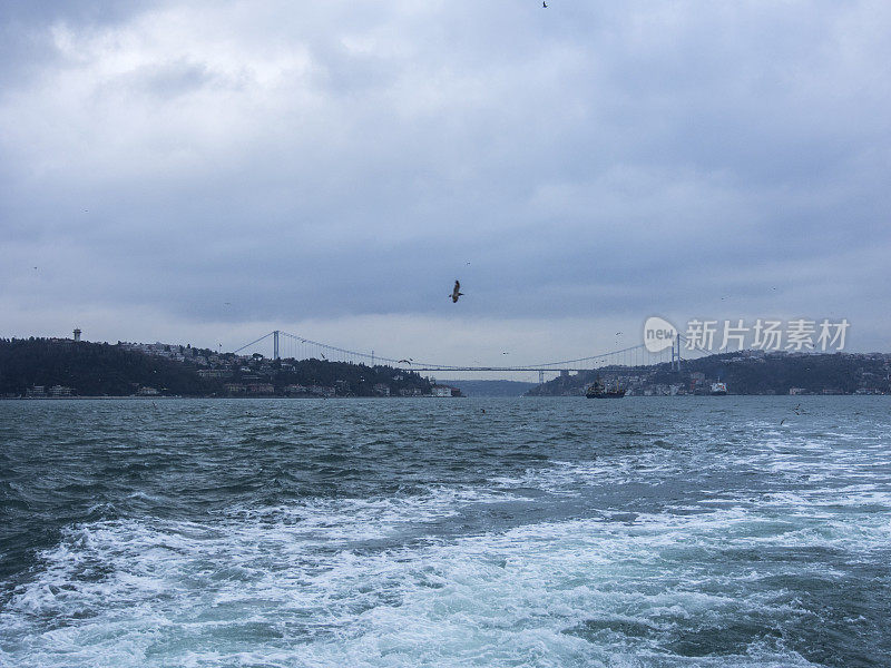 横跨博斯普鲁斯海峡,伊斯坦布尔