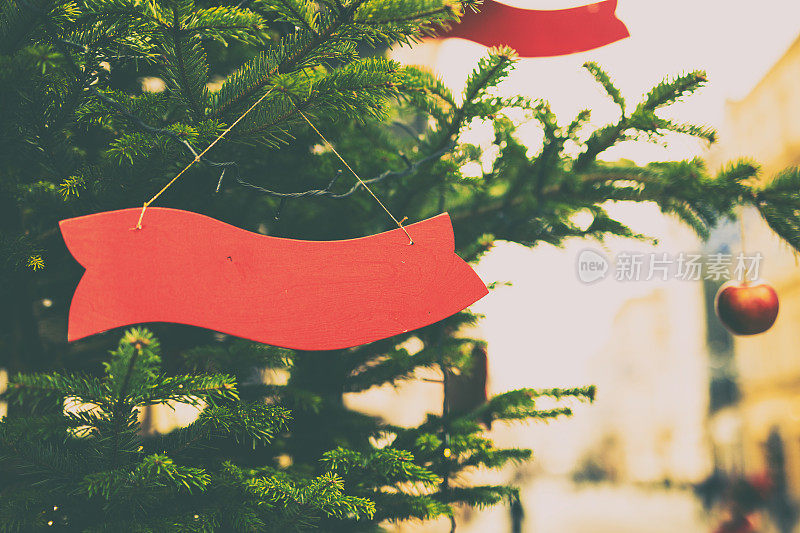 克拉科夫的圣诞树，上面有红牌和苹果
