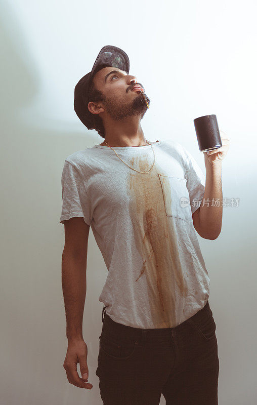 年轻人把咖啡洒在t恤上