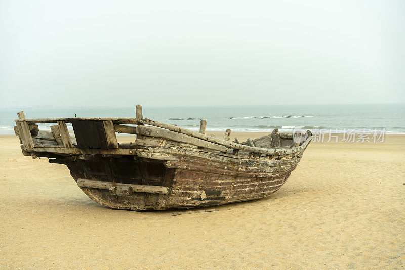 海滩上的一艘旧渔船