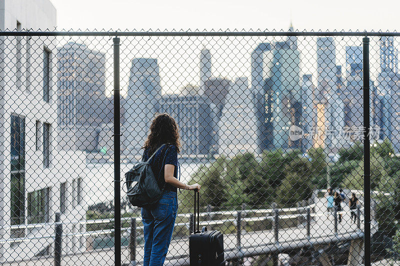 年轻女子在纽约旅行