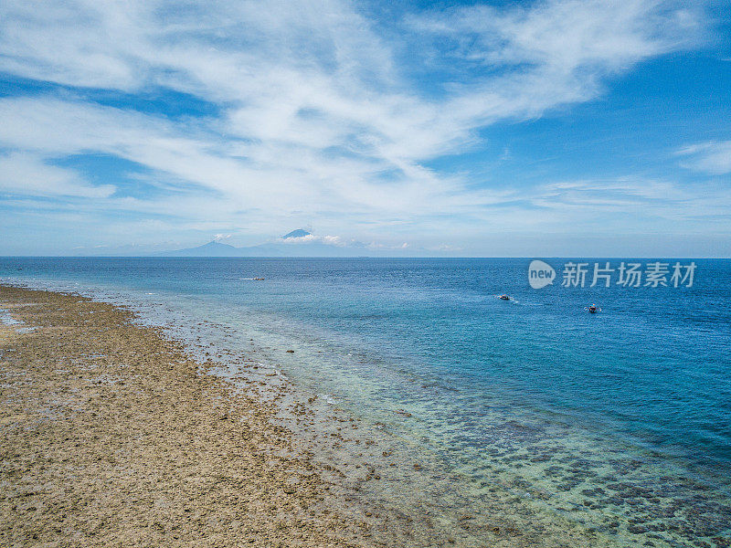 鸟瞰图，田园诗般的岛屿，白色的沙滩和蓝绿色的海-印度尼西亚