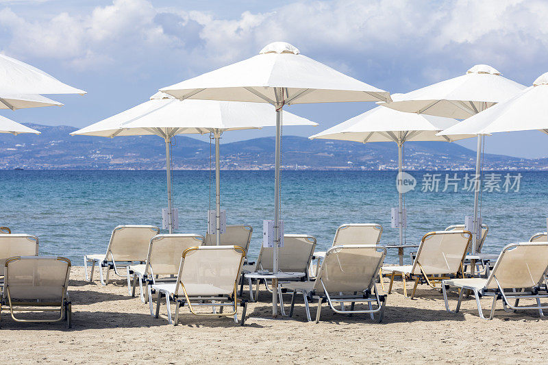希腊纳克索斯海滩上的空日光浴床