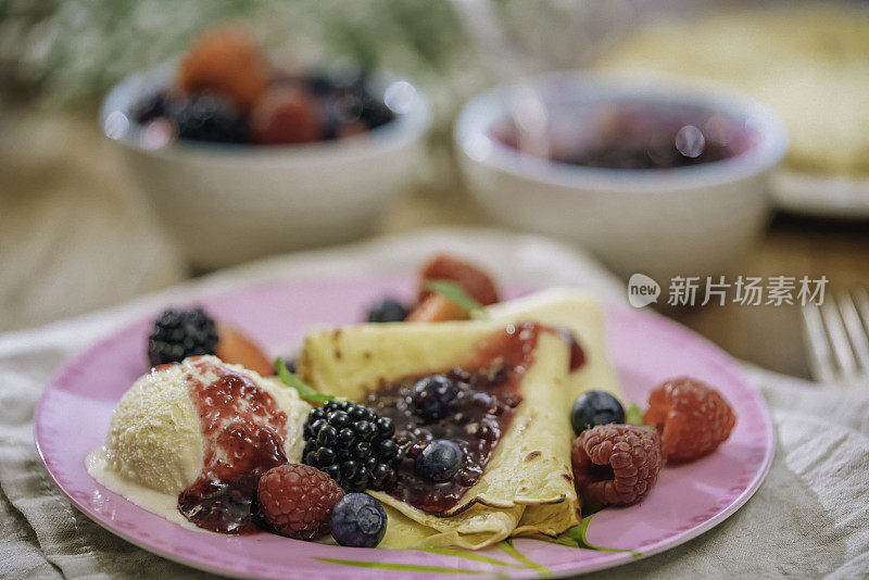 Crêpes配莓果和香草冰淇淋