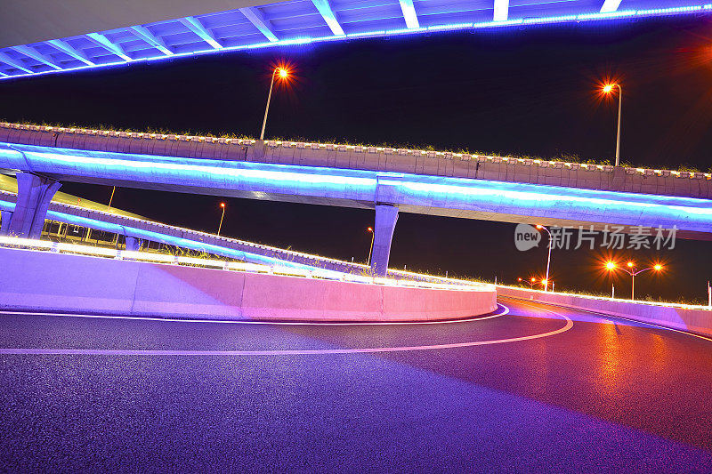 空路楼与城市立交桥高架桥的霓虹灯夜景