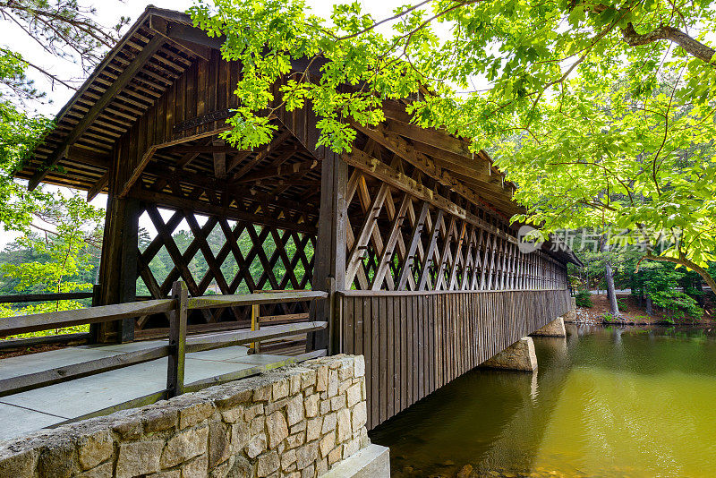 美国乔治亚州亚特兰大市石山州立公园的一座百年老木桥的近景。