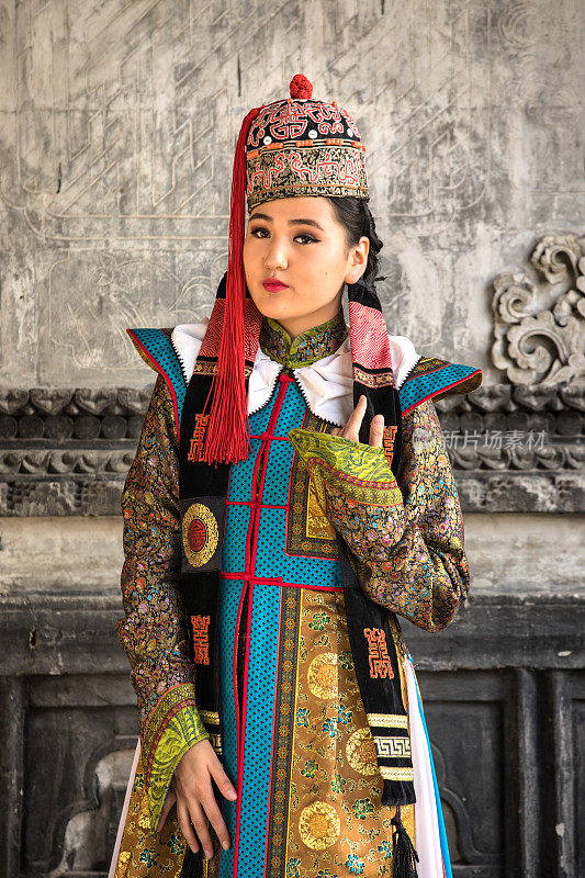 穿着传统蒙古服装的年轻女子。
