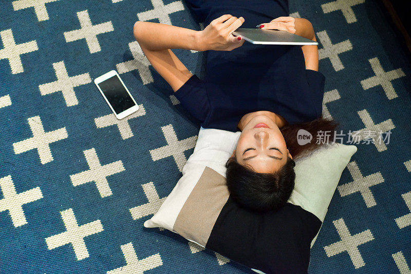 平板电脑上放松的亚洲女性