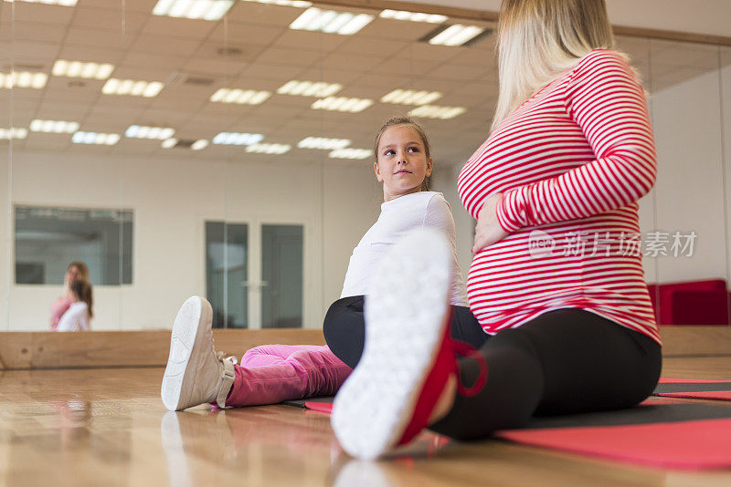 孕妇和小女孩在健身房