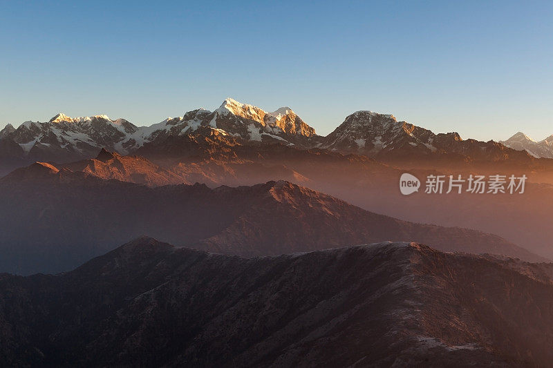 尼泊尔喜马拉雅山的日出景观。