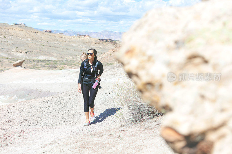 母亲节-母女下午沙漠徒步户外科罗拉多西部