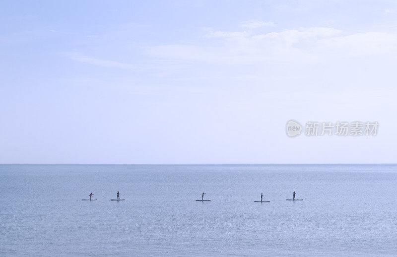 在平坦的海面上用桨划船