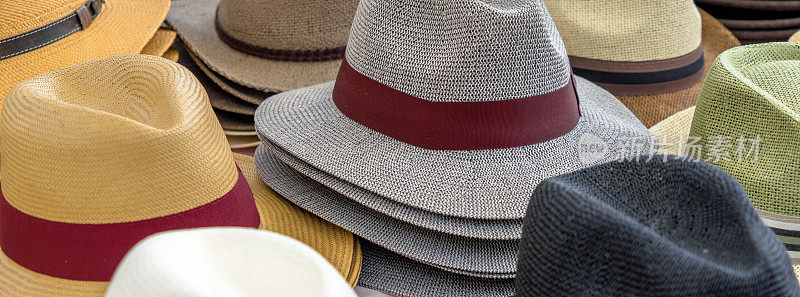 许多不同形状和颜色的男人帽子在一个展示出售