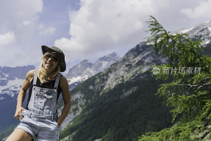 这位年轻的徒步旅行者享受着山景，特伦塔山谷，雅洛维奇山，So?a河，Primorska，朱利安阿尔卑斯山，斯洛文尼亚，欧洲