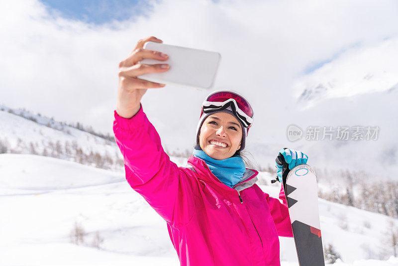 一个女人滑雪和自拍的肖像