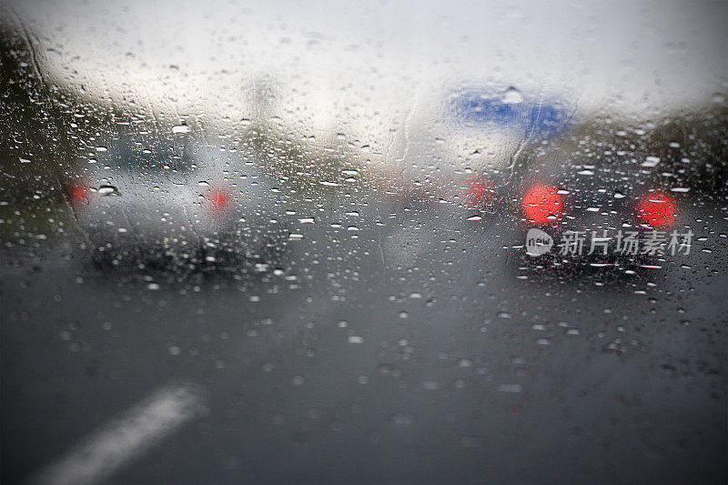 下着雨的高速公路，透过挡风玻璃看，车流滚滚