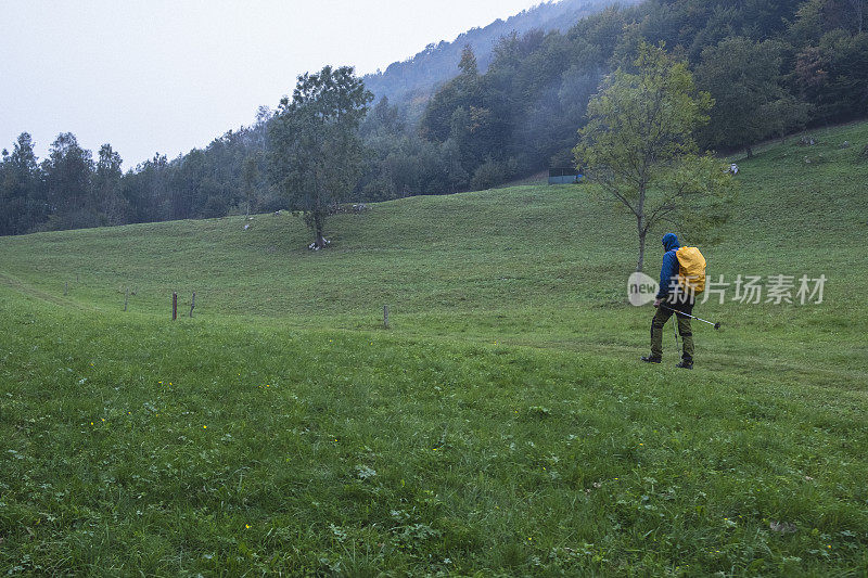 下雨时在山上徒步旅行