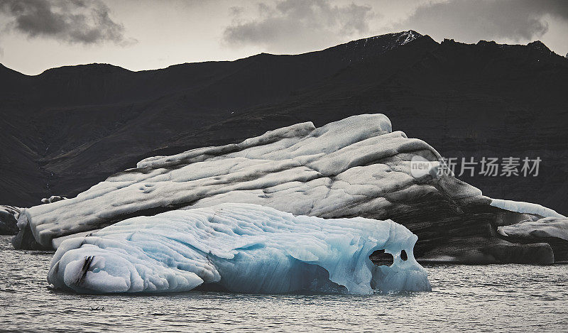 冰岛的Jokulsarlon礁湖冰山