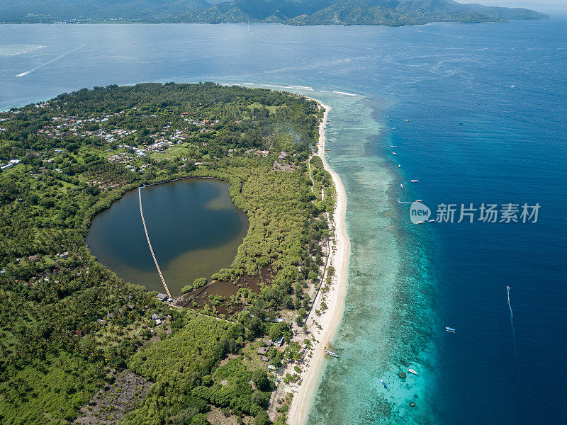 从上面鸟瞰热带岛屿，无人机的观点;田园旅行目的地的地方概念