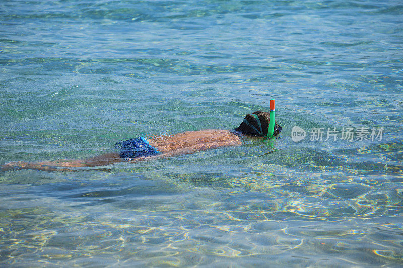 男孩海上浮潜穿着浮潜装备在海滩度假快乐的孩子们