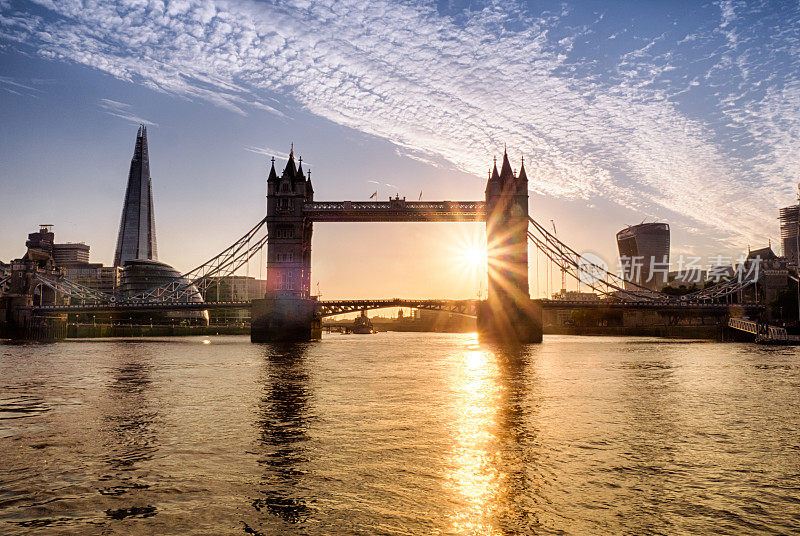 夕阳下的伦敦塔桥，英国