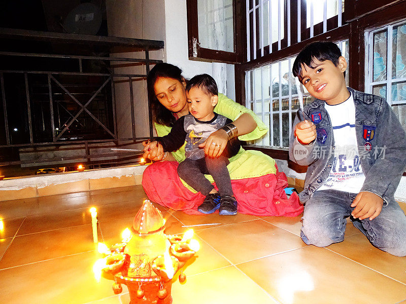 印度家庭在排灯节玩鞭炮