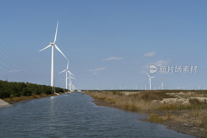 河岸上的风力发电厂