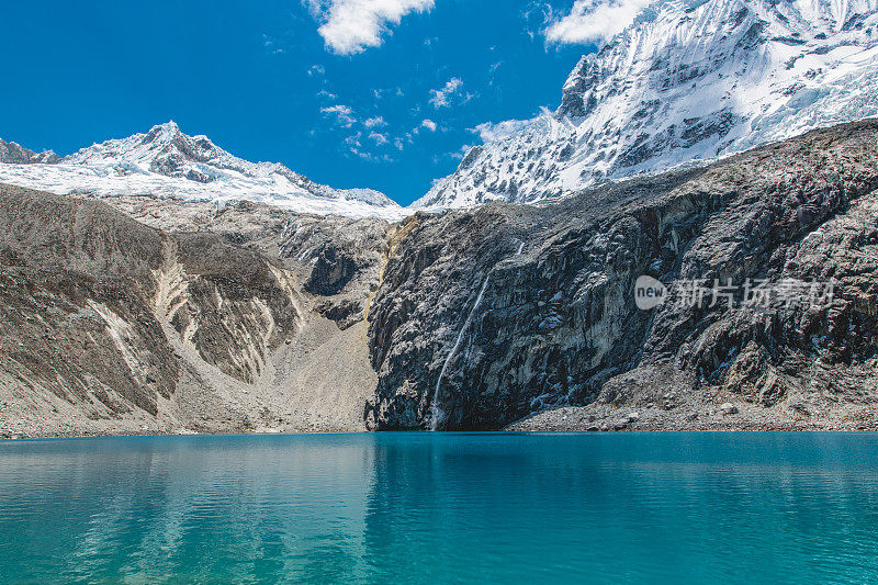 秘鲁安第斯山脉的冰川湖