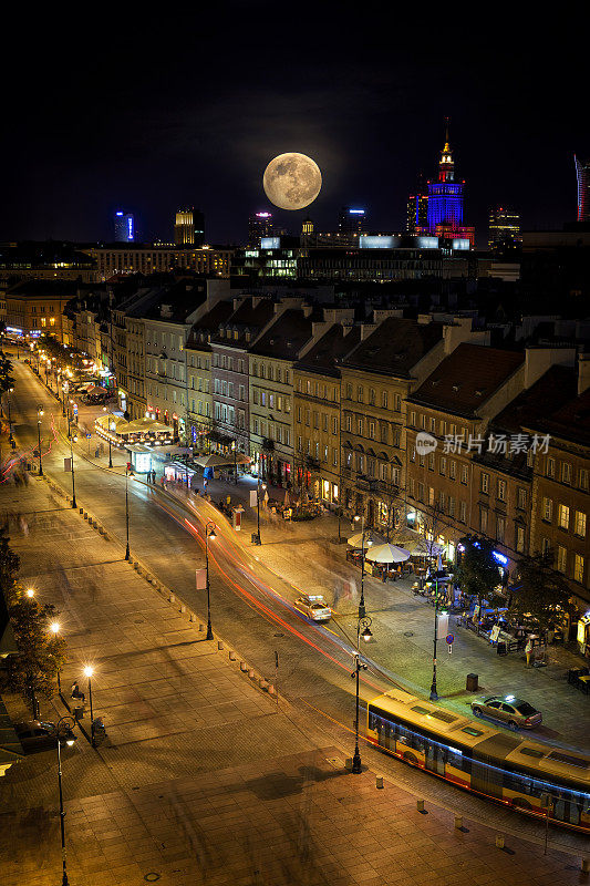 克拉科夫斯基Przedmieście夜晚的街道，波兰华沙