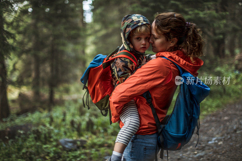 母子在森林里徒步旅行