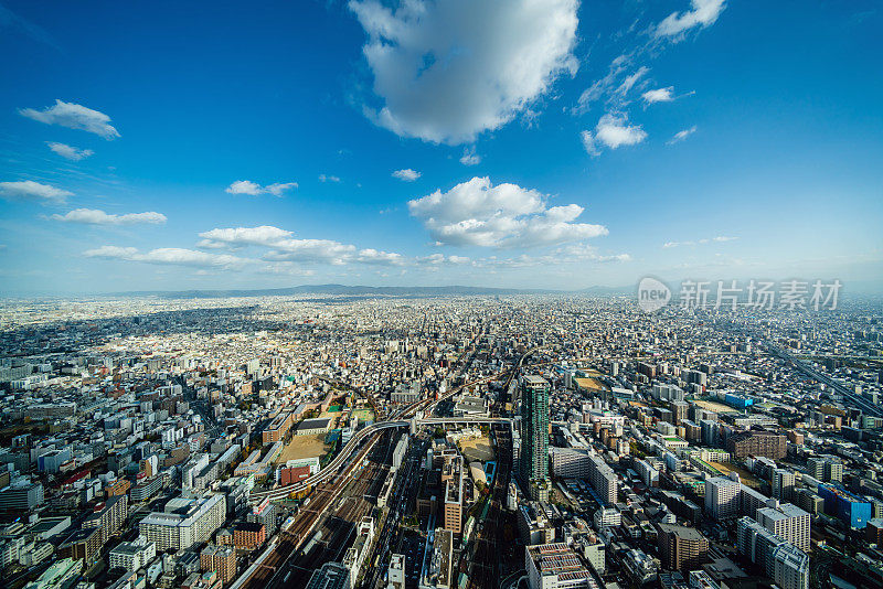 鸟瞰图无尽的大阪城市景观到地平线