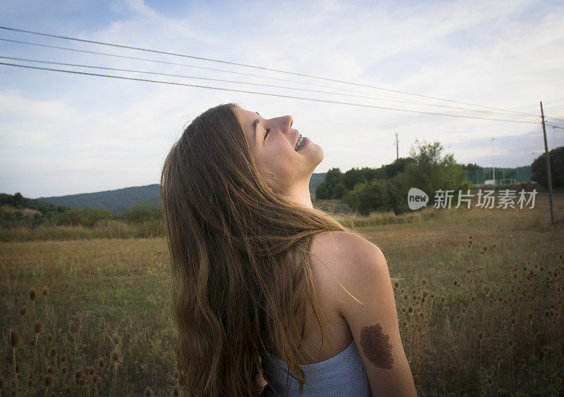 女孩享受新鲜空气