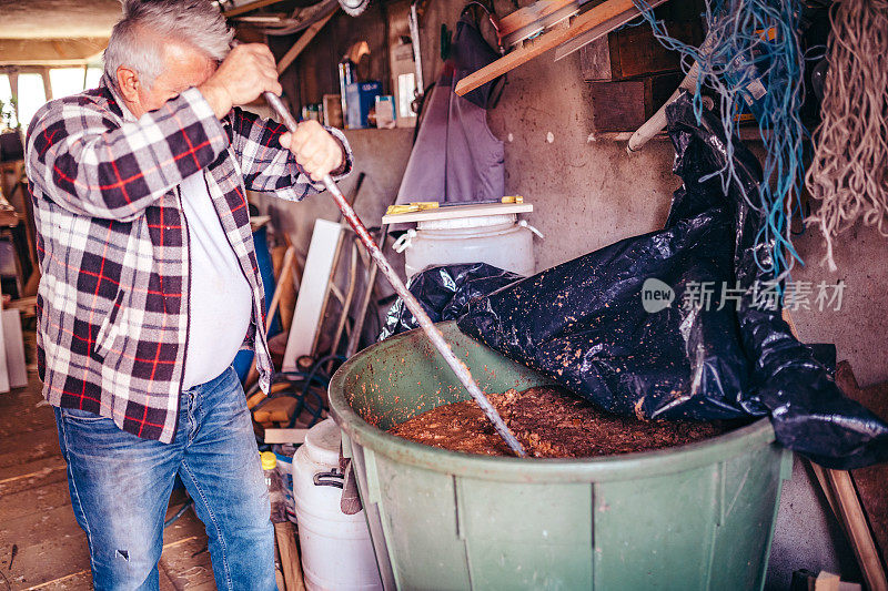 为自家的私酿白兰地调制水果泥