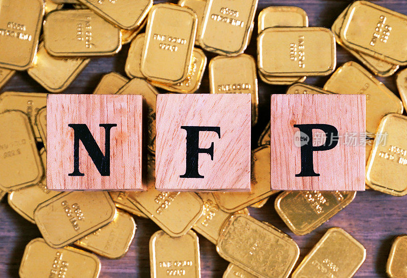 Topview文本“NFP”在木方与金条在桌子上，经济数据概念