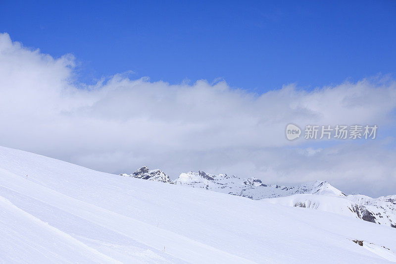 山顶的高山景观。意大利阿尔卑斯山滑雪场。滑雪胜地Livigno。意大利、欧洲。