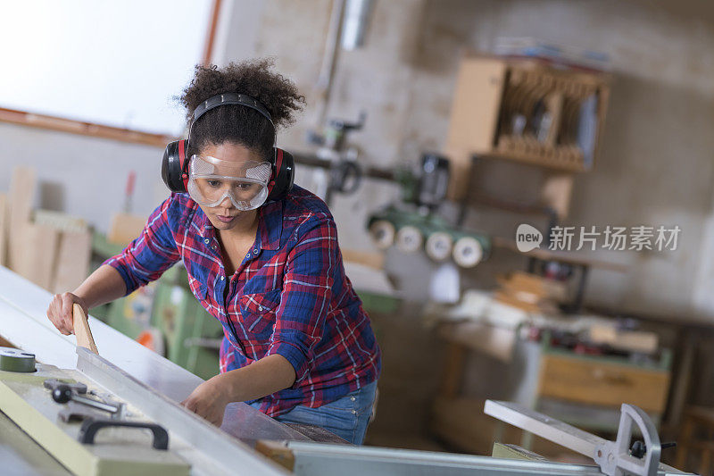 在车间工作的妇女