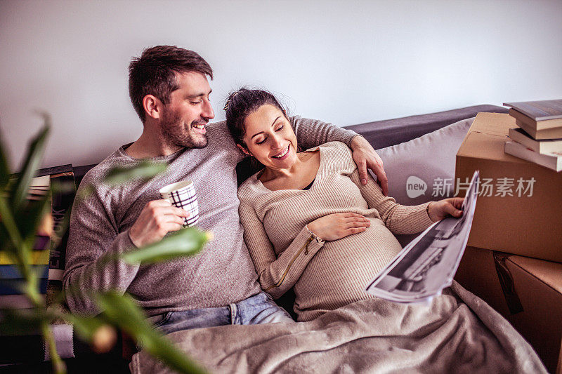 一对年轻夫妇搬进了他们的新房子