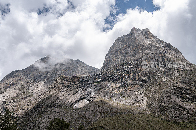 秘鲁卡拉兹附近的帕伦山谷的高悬崖