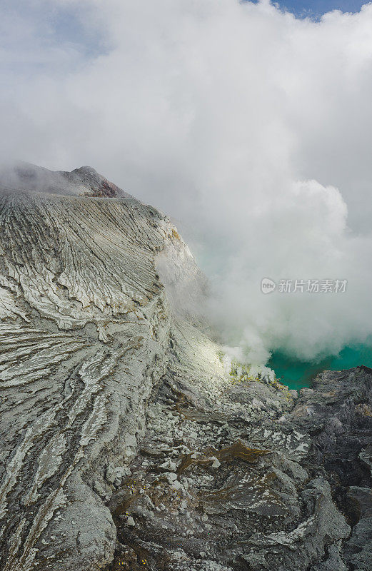 伊真火山和硫磺矿的鸟瞰图