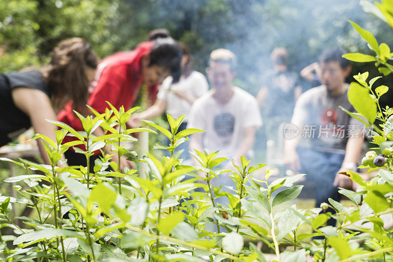 朋友们享受烧烤游园会