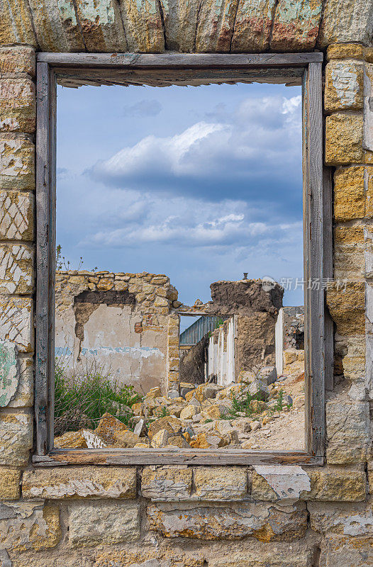 破旧的coquina砖房的旧窗户