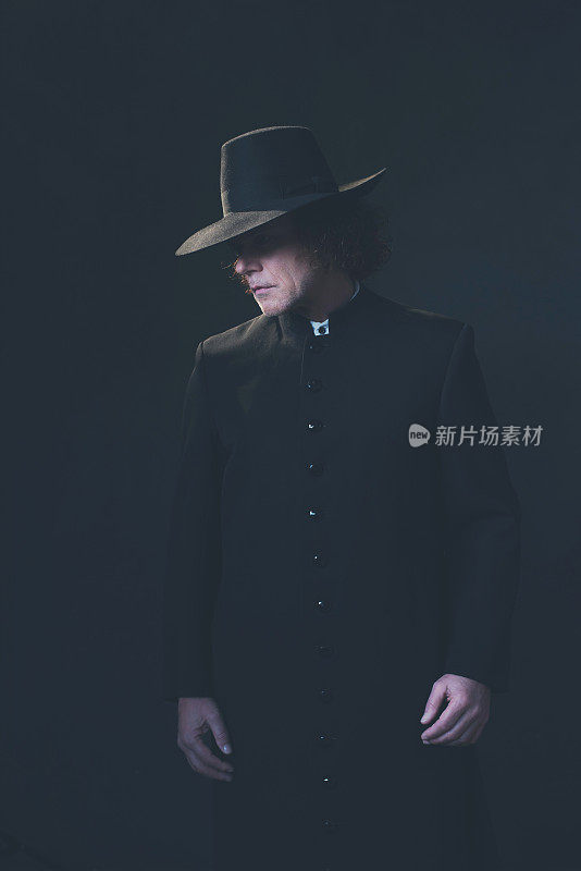 戴着帽子，穿着黑色外套的维多利亚时代神秘男子。