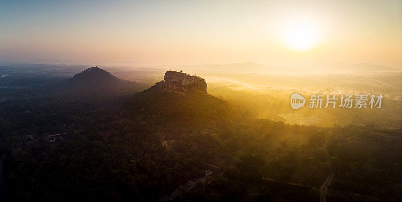 斯里兰卡西格里亚岩石堡垒的全景鸟瞰图