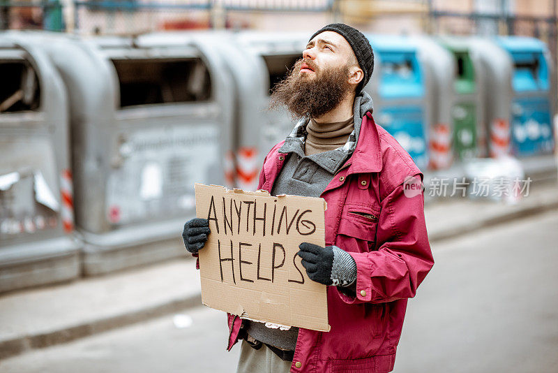 无家可归的乞丐与纸板户外