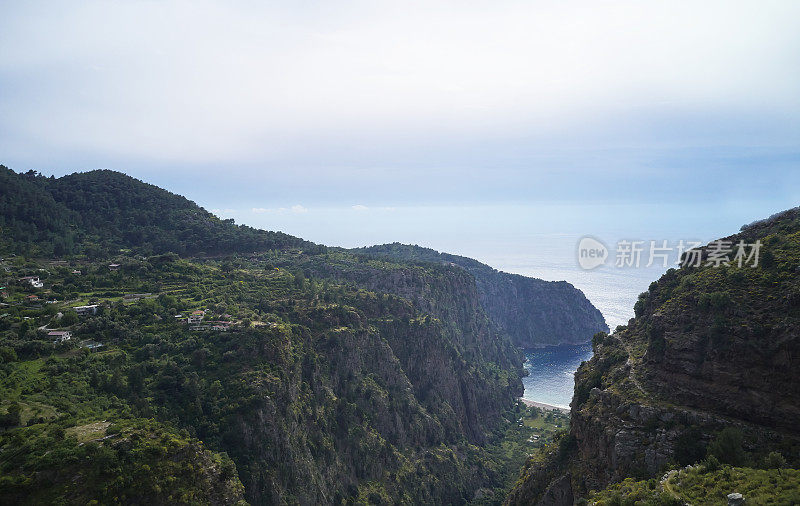 旅行者欣赏风景