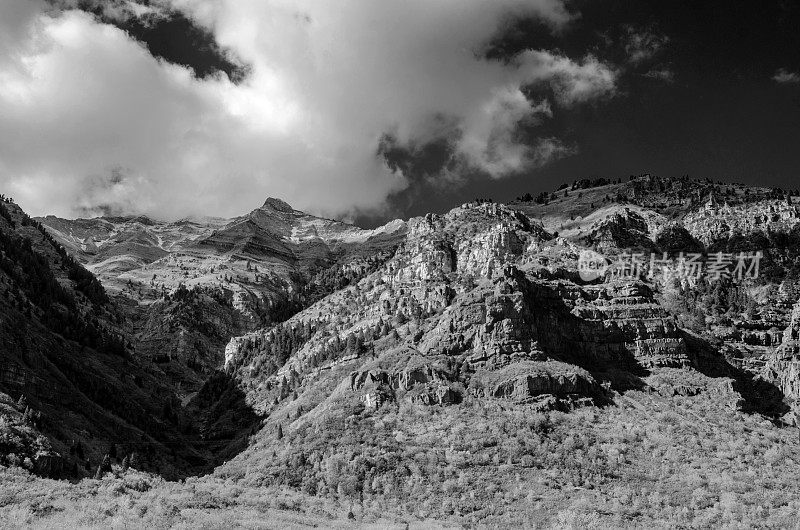 犹他州盐湖城的奥格登和山脉在秋天被拍摄成黑白照片