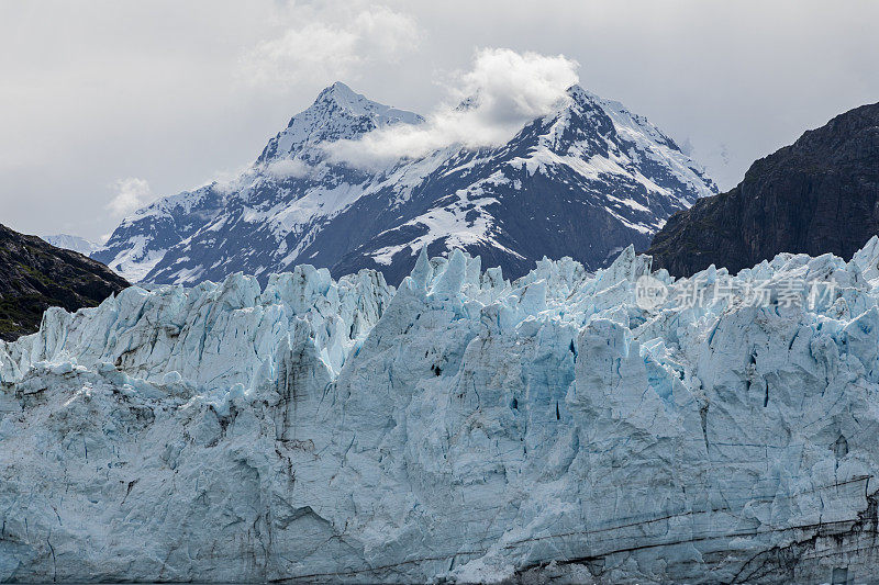 玛格里冰川位于冰川湾，是一条21英里(34公里)长的潮汐冰川