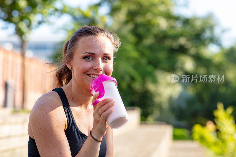 喝蛋白质奶昔的女人